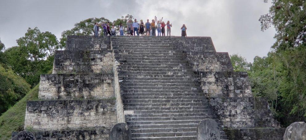 一月学期旅游学生站在金字塔顶端